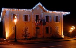 le_village_la_mairie_la_nuit_2_aout_2013.jpg - JPEG - 41.7 ko - 714×452 px